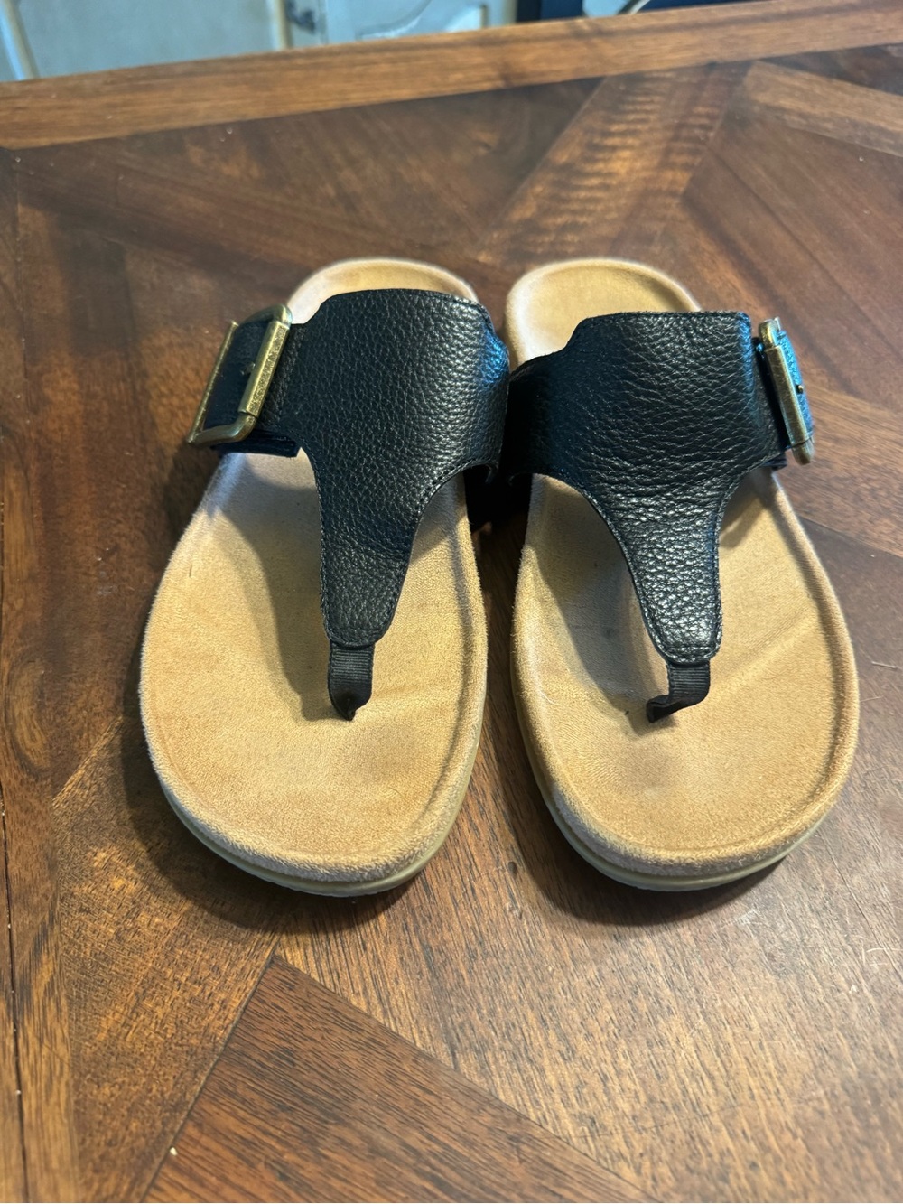 Vionic Black and Tan Thong Sandals